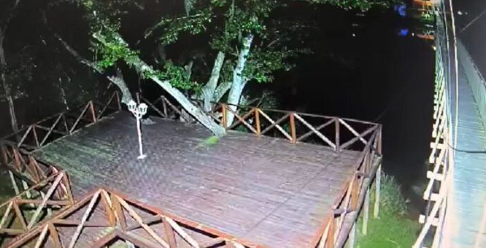 Vândalos danificam câmera da ponte pênsil do bairro Barranca; PM está analisando outras câmeras que flagraram a ação