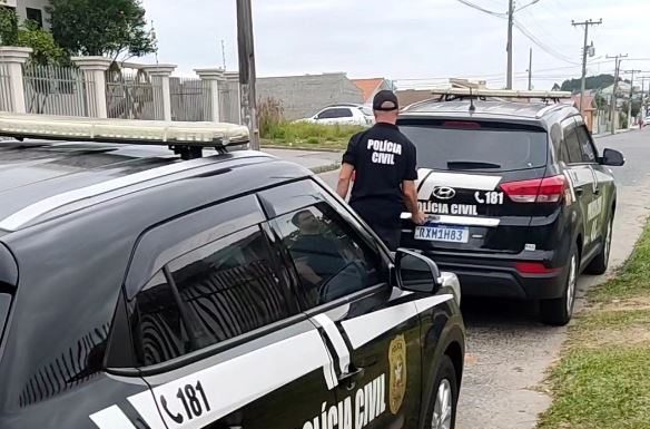 DIC de Araranguá prende um homem e uma mulher por estelionato, falsificação de documento e extorsão