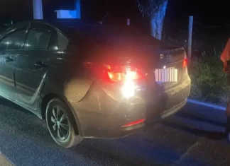 Mulher tem carro roubado por assaltante armado com faca