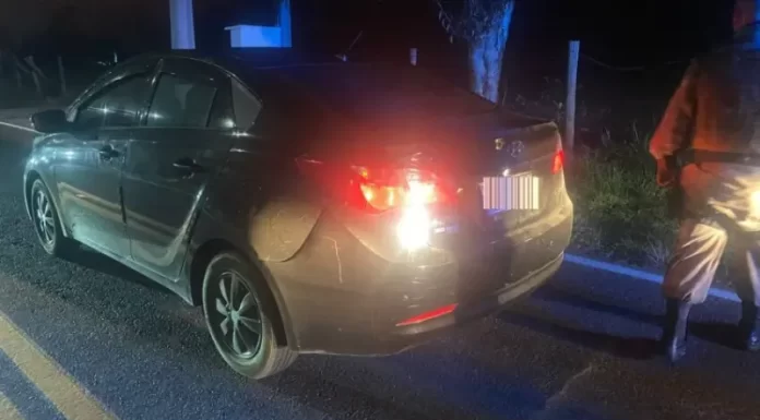 Mulher tem carro roubado por assaltante armado com faca