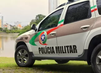 Mulher da marteladas em geladeira da ex-sogra para cobrar pensão alimentícia