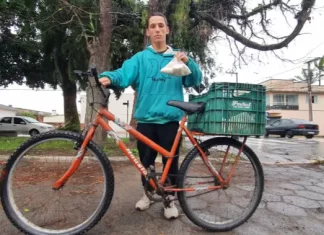 Jovem enfrenta chuva e frio para ganhar a vida honestamente vendendo Aipim em Sombrio