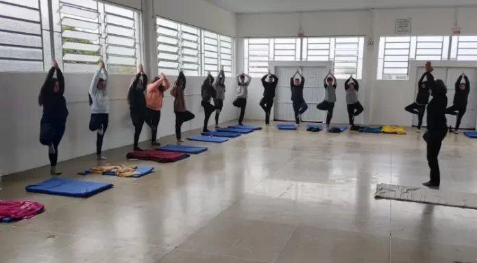 Estudantes participam de aula de yoga na Casa da Cultura de Sombrio