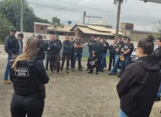 Polícias Civil prende cinco pessoas por tráfico e porte de arma em Jacinto Machado.