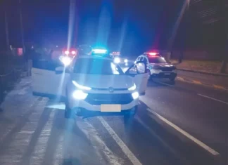 Mulher quase atropela policiais ao tentar fugir de barreira em São João do Sul