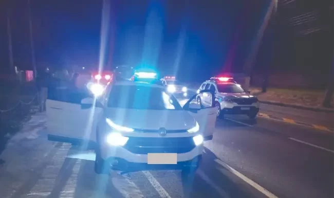 Mulher quase atropela policiais ao tentar fugir de barreira em São João do Sul