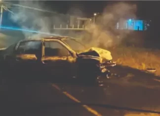 Carro é destruído pelas chamas em Passo de Torres