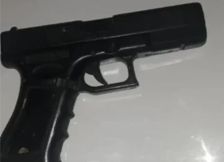PM apreende drogas e simulacro de pistola em Sombrio