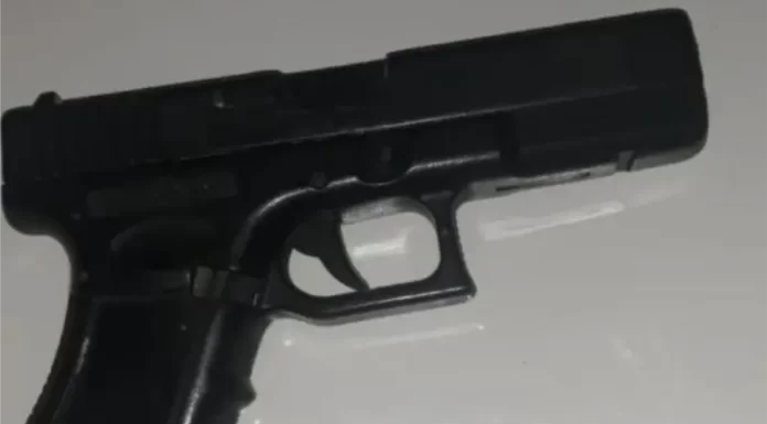 PM apreende drogas e simulacro de pistola em Sombrio