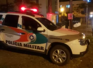 Homem incomodado com som de igreja atira pedra no telhado e igreja chama a polícia