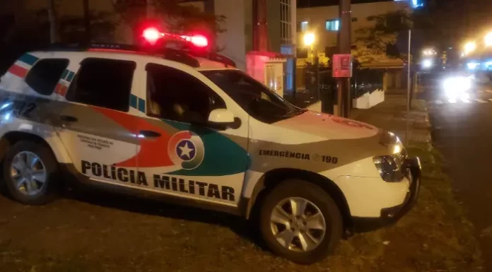 Homem incomodado com som de igreja atira pedra no telhado e igreja chama a polícia