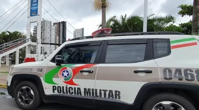 Mulher que insultou e desacatou policiais durante abordagem em Passo de Torres terá de comparecer em Fórum
