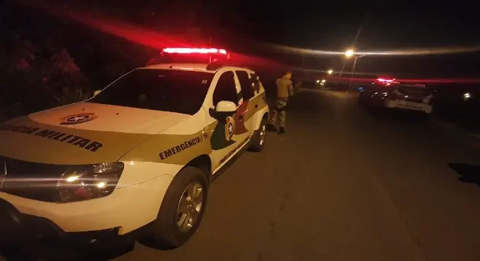 Mulher vai visitar amigo e tem pneus do carro cortados em Sombrio
