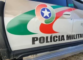 Homem embriagado briga com a mulher que quebra roupeiro em Sombrio