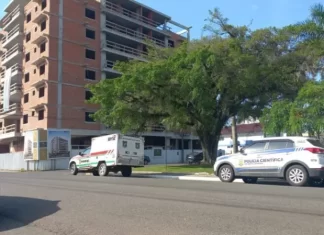 Meleiro: homem é encontrado morto após cair de prédio