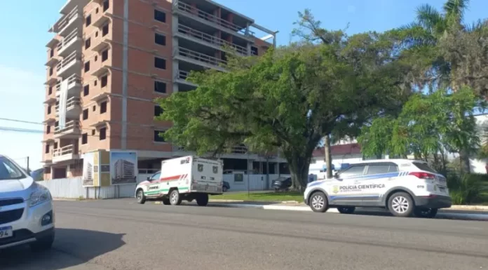 Meleiro: homem é encontrado morto após cair de prédio