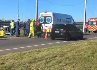 Capotamento na BR 101 em Araranguá deixa passageira em estado grave