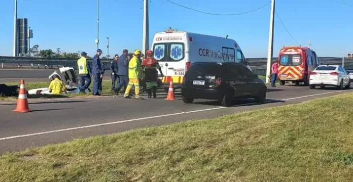 Capotamento na BR 101 em Araranguá deixa passageira em estado grave