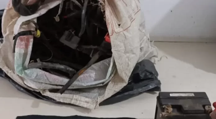 Dois são capturados pela PM furtando peças de carro em pátio de Sombrio
