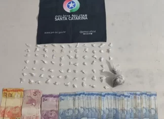 Polícia realiza operação contra tráfico de drogas na favela do Ucca em Araranguá
