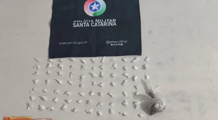 Polícia realiza operação contra tráfico de drogas na favela do Ucca em Araranguá