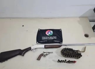 Polícia Militar atua em ocorrência de violência doméstica e apreende armas em Balneário Arroio do Silva