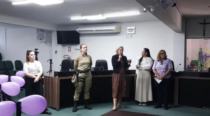 Câmara de Vereadores de Sombrio recebe palestra de conscientização contra a violência doméstica
