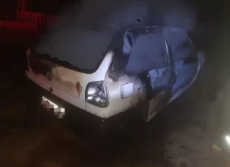 Veículo é consumido por incêndio em Passo de Torres