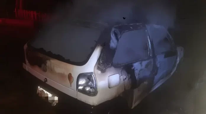 Veículo é consumido por incêndio em Passo de Torres