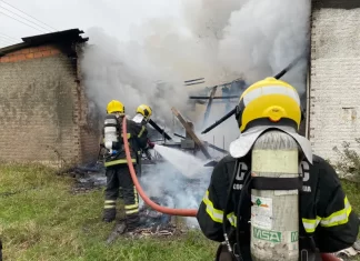 Bombeiros de Passo de Torres e Sombrio atendem incêndio em antiga estufa em Passo de Torres