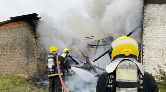 Bombeiros de Passo de Torres e Sombrio atendem incêndio em antiga estufa em Passo de Torres