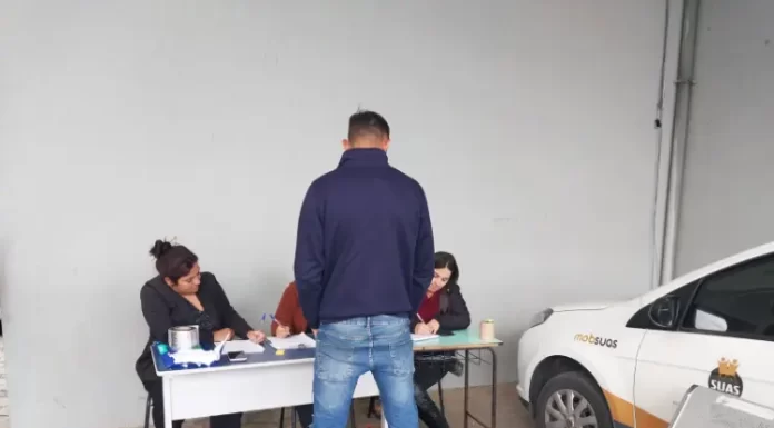 Sombrio cadastra moradores para a retirada de telhas e disponibiliza lonas para os atingidos pelo granizo