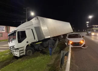 Carreta desvia de HB20 e evita tragédia em Sombrio