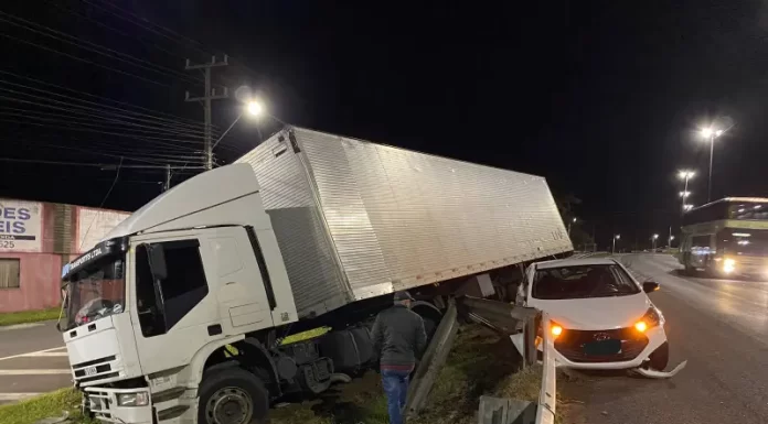 Carreta desvia de HB20 e evita tragédia em Sombrio