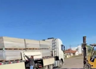 Defesa Civil encaminha carreta com telhas para Gaivota e entrega iniciou no domingo à tarde.
