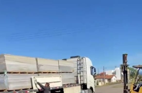Defesa Civil encaminha carreta com telhas para Gaivota e entrega iniciou no domingo à tarde.