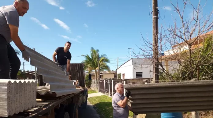 Balneário Gaivota: Defesa Civil e Prefeitura pedem colaboração dos moradores para entrega de telhas