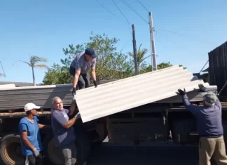 Balneário Gaivota: Defesa Civil, Prefeitura e moradores, seguem o mutirão para entrega de telhas