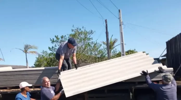 Balneário Gaivota: Defesa Civil, Prefeitura e moradores, seguem o mutirão para entrega de telhas