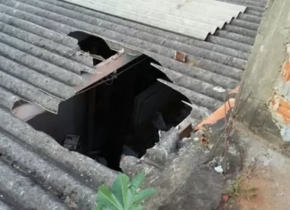 Cidadão tenta ajudar a apagar incêndio na casa de vizinho e acaba quebrando telhas e caindo na casa da vizinha