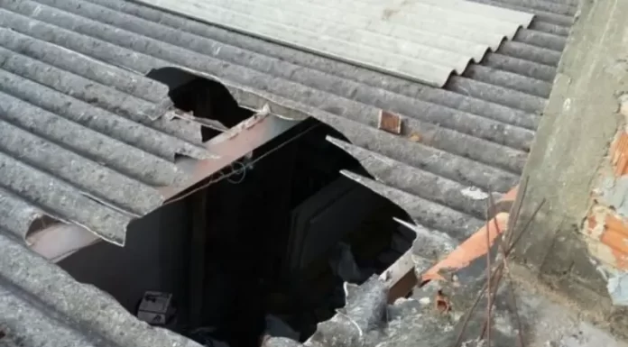 Cidadão tenta ajudar a apagar incêndio na casa de vizinho e acaba quebrando telhas e caindo na casa da vizinha
