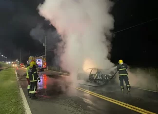 Veiculo e consumido pela chamas na noite de segunda-feira 21, na marginal da BR 101