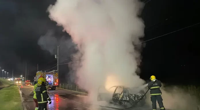 Veiculo e consumido pela chamas na noite de segunda-feira 21, na marginal da BR 101