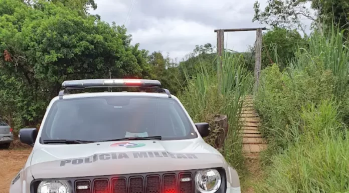 Veículo capotado é encontrado em propriedade particular em São João do Sul