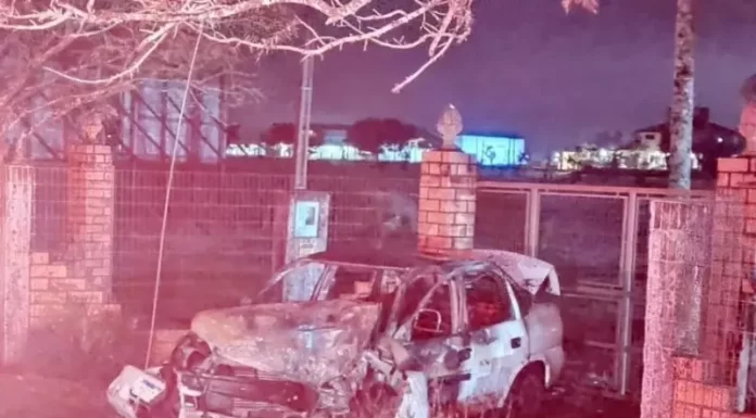 Motorista foge da PM, colide em poste e carro pega fogo na SC 447