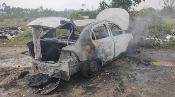 Veículo é incendiado em Araranguá