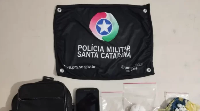 PM conduz suspeito de tráfico de drogas e apreende cocaína em Praia Grande