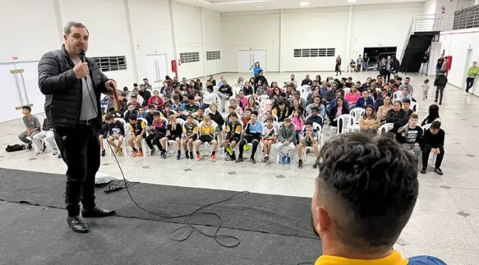 Prefeitura de Santa Rosa do Sul entrega kits atleta a primeiros projetos esportivos
