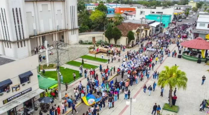 Desfile cívico de Praia Grande reúne grande público