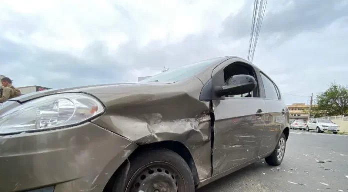 Colisão de veículos deixa mulher ferida em Sombrio